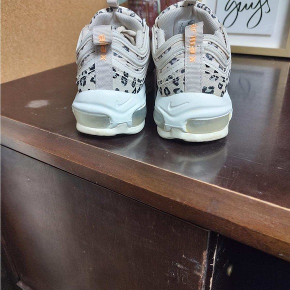 Women’s Nike sneakers! Barely worn! - Picture 3 of 3